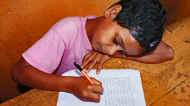 Harshani im Chathura-Kinderheim fällt das Schreiben noch sehr schwer. 