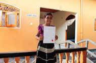 Sewwandi im Chathura-Kinderheim freut sich ueber ihre Urkunde fuer gute Schulleistungen 