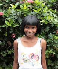 Nadika im Chathura-Kinderheim gefällt ihre neue Frisur 