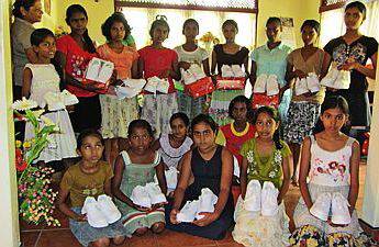 neue Schulschuhe für die Mädchen im Chathura-Kinderheim 