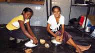 geriebene Kokosnuss gehört im Chathura-Kinderheim zu jedem Essen. 