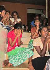 die Mädchen vom Chathura-Kinderheim sprechen das Abendgebet