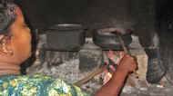 m Chathura-Kinderheim kochen wir auf offenem Holzfeuer... die Kinder kennen die Gefahr und sind sehr vorsichtig 