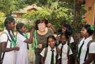 grüne Schulbänder zum Abschied für Suduamma im Chathura-Kinderheim
