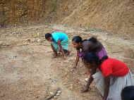 die Maedchen vom Chathura-Kinderheim freuen sich ueber den neuen Spielplatz
