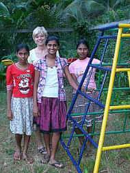 Die Maedchen im Chathura-Kinderheim zeigen Jutta den neuen Spielplatz 