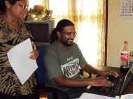 Suchetha Wijenayake hilft im Chathura-Kinderheim bei der Linux-Installation 