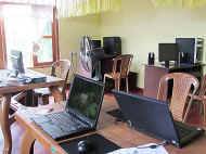 mit fuenf Computern ist der Computerraum im Chathura-Kinderheim ausgeruestet. 