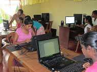 mit Begeisterung lernen die Maedchen im Chathura-Kinderheim die neuen Computer-Programme 