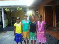 Prashila, Disna, Dilki und Devika im Chathura-Kinderheim freuen sich ueber die neuen Kleider 