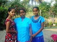 auch Nitha mit ihren Toechtern Imasha und Dilhani im Chathura-Kinderheim freuen sich ueber die neuen Kleider 