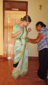 vormittags hatte Vinitha Zeit, um Anne-Christine im Chathura-Kinderheim die Sari-Wickeltechnik zu zeigen