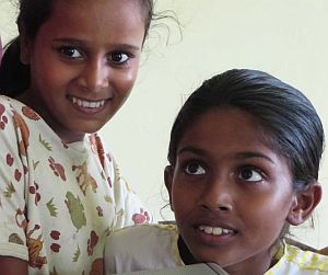 Harshani (links im Bild) wurde von einem srilankischen Ehepaar adoptiert und hat im Februar 2015 das Chathura-Kinderheim verlassen