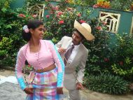 Disna und Sandamali proben ein Theaterstück für den Weltkindertag
