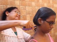 Haarschnitt bei Mali im Chathura-Kinderheim