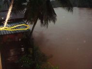 Hochwasser rund ums Chathura-Kinderheim, wo normalerweise grüne Reisfelder sind