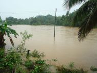 Hochwasser rund ums Chathura-Kinderheim, wo normalerweise grüne Reisfelder sind