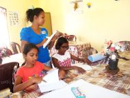 Imesha hilft bei den Hausaufgaben im Chathura-Kinderheim