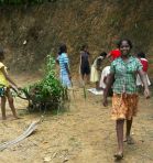 die Mädchen vom Chathura-Kinderheim helfen bei der Gartenarbeit mit. 