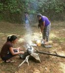 Teepause bei der Gartenarbeit im Chathura-Kinderheim 