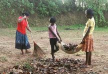 die Mädchen vom Chathura-Kinderheim helfen bei der Gartenarbeit mit. 