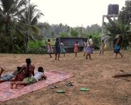 Spielen auf dem großen Spielplatz beim Chathura-Kinderheim