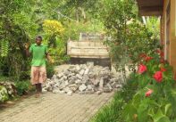 Beton-Verbundsteine zur Erneuerung rund ums Chathura-Kinderheim 