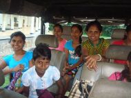 Die Mädchen vom Chathura-Kinderheim auf einer Sightseeing-Tour in den Süden der Insel 