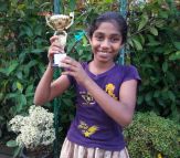 Tharushi freut sich riesig über den Pokal, den sie beim Sportfest in Galle gewonnen hat. 