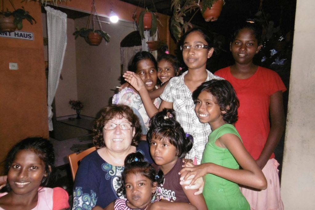 Anneliese Woll zu Besuch im Chathura-Kinderheim