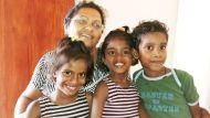 Mama Vinitha kümmert sich liebevoll um die Mädchen im Chathura-Kinderheim 