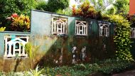 diese Außenmauer am Chathura-Kinderheim muss dringend renoviert werden. 