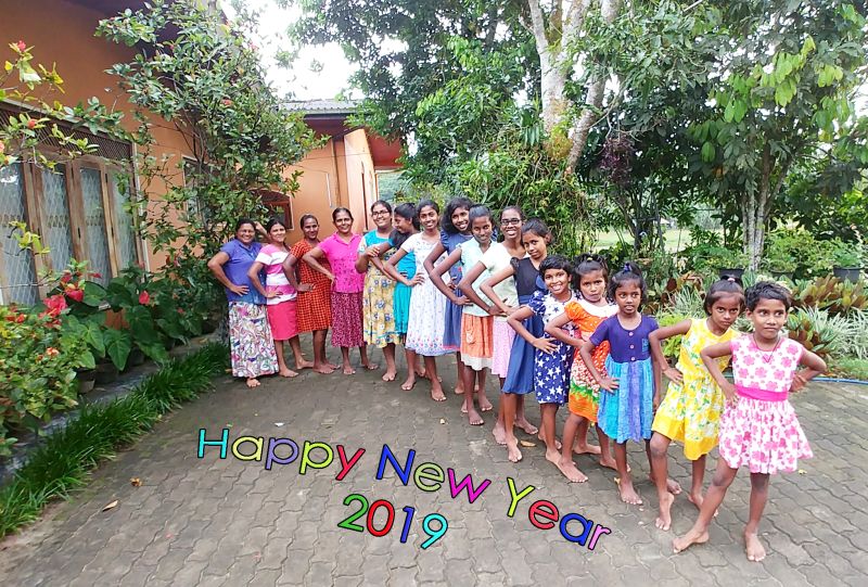 die Heimfamilie im Chathura-Kinderheim wünscht Ihnen ein glückliches Neues Jahr.