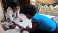 Hausaufgaben werden nach dem Mittagessen im Chathura-Kinderheim erledigt.
