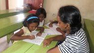 unsere Mädchen beim Lernen im Chathura-Kinderheim