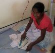 Die Faltenröcke der Schuluniform müssen sorgfältig gebügelt werden....auch das lernen unsere Mädchen im Chathura-Kinderheim