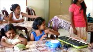 Familie Buzin aus Potsdam beschenkt unsere Mädchen im Chathura-Kinderheim 