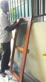 die Holzfenster am Chathura-Kinderheim werden mit einer Holzschutzlasur gestrichen. 