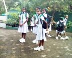 die Mädchen vom Chathura-Kinderheim, frühmorgens auf dem Weg zur Schule