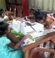 Hausaufgaben im Chathura-Kinderheim