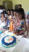 Hiruni beim Verteilen ihrer Geburtstagstorte im Chathura-Kinderheim 