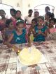 Yasasmi beim Verteilen ihrer Geburtstagstorte im Chathura-Kinderheim