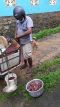 ein Fischhändler kommt zum Chathura-Kinderheim 