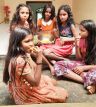 leckeres Obst lieben die Mädchen im Chathura-Kinderheim