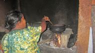 Seit Anfang 2022 wird im Chathura-Kinderheim wieder vermehrt auf Holzfeuer gekocht.