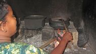Seit Anfang 2022 wird im Chathura-Kinderheim wieder vermehrt auf Holzfeuer gekocht.