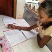 Hausaufgaben für die Schule im Chathura-Kinderheim 