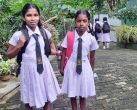 Mädchen im Chathura-Kinderheim in Schuluniform