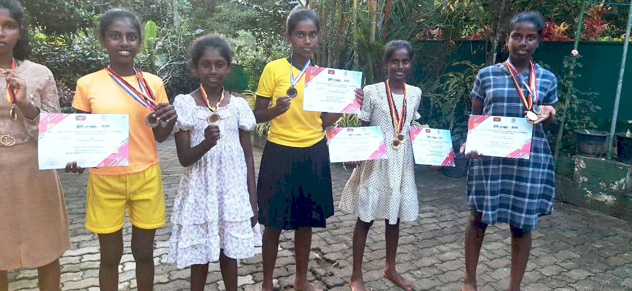 die Mädchen vom Chathura-Kinderheim waren beim Sportturnier in der Schule erfolgreich. die Mädchen vom Chathura-Kinderheim waren beim Sportturnier in der Schule erfolgreich.