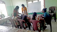 unsere Hauslehrerin Hansika unterstützt die Mädchen im Chathura-Kinderheim bei den Hausaufgaben.